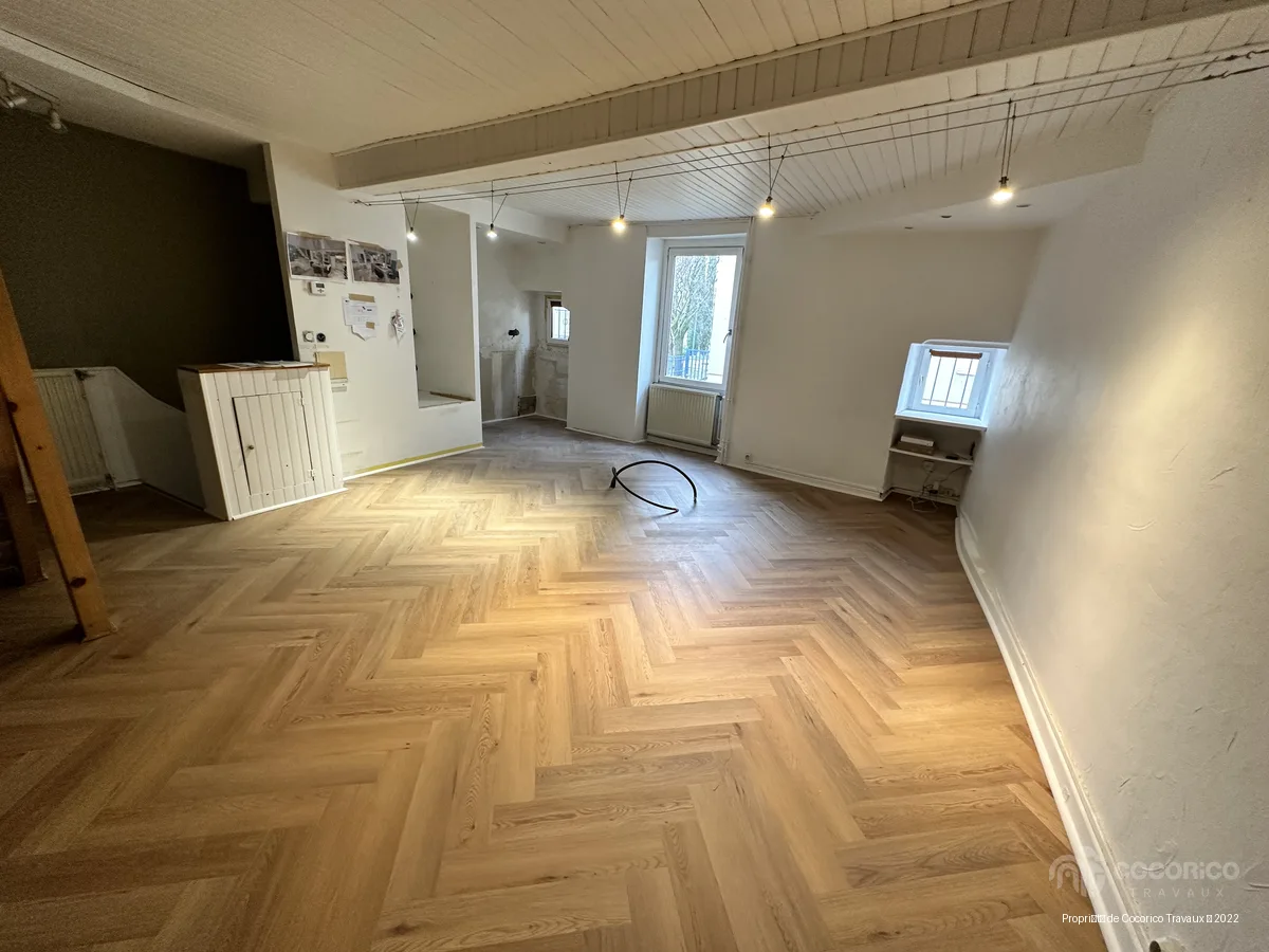 Sol à chevrons dans un appartement rénové au centre de Romans-sur-Isère, avec accompagnement Cocorico.